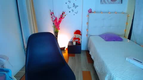 Snapshot of 19vanee chatting on 02.13.25 stef read my description online show from 02.13.25