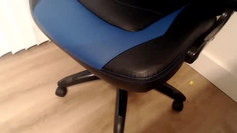 i erupt if you suck ur nipples 4 me and look at the camera while watching me online show from 04.01.26