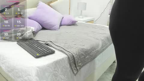 Snapshot of 1naughty_milf chatting on 01.23.25 Luisa online show from 01.23.25