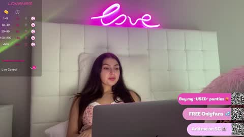 Snapshot of 3hole chatting on 02.26.25 Venus Raee online show from 02.26.25