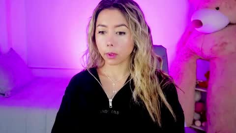 independent model online show from 04.30.26