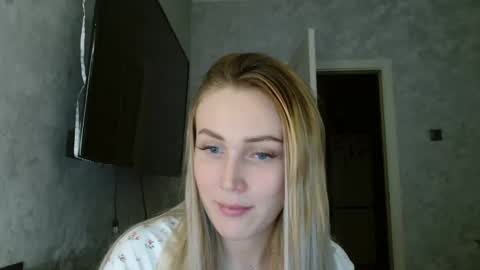 Snapshot of 7melania chatting on 09.19.25 7melania online show from 09.19.25