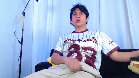 Snapshot of 7zyan chatting on 12.13.25 zyan online show from 12.13.25