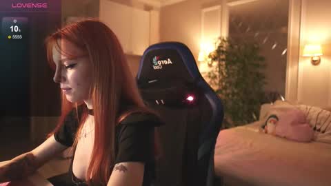 Snapshot of _alice_meyss_ chatting on 11.20.25 _alice_meyss_ online show from 11.20.25