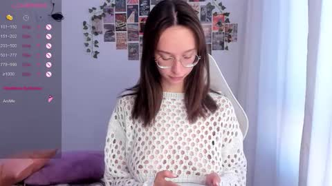Snapshot of _alissaa_ chatting on 10.06.25 Alice online show from 10.06.25