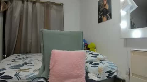 Snapshot of _analia chatting on 04.28.26 Analia online show from 04.28.26