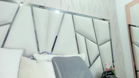 Snapshot of _aurora18 chatting on 03.10.25 Aura online show from 03.10.25