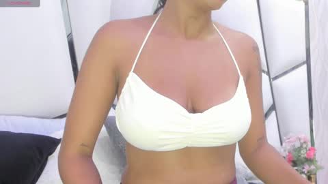 Snapshot of _aurora18 chatting on 03.12.25 Aura online show from 03.12.25