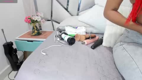 Snapshot of _aurora18 chatting on 09.27.25 Aura online show from 09.27.25