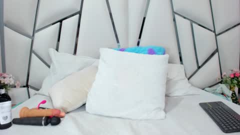 Snapshot of _aurora18 chatting on 09.30.25 Aura online show from 09.30.25