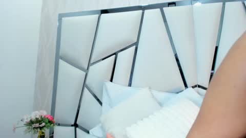 Snapshot of _aurora18 chatting on 10.31.25 Aura online show from 10.31.25