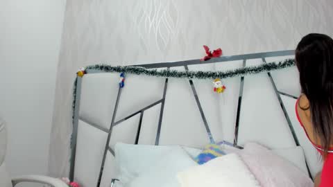 Snapshot of _aurora18 chatting on 11.21.25 Aura online show from 11.21.25