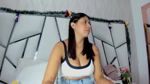 Snapshot of _aurora18 chatting on 11.30.25 Aura online show from 11.30.25