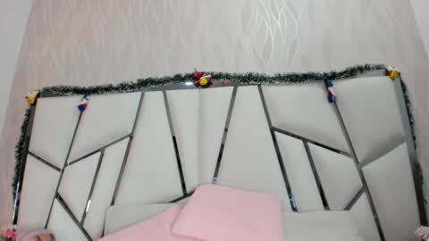 Snapshot of _aurora18 chatting on 12.16.25 Aura online show from 12.16.25