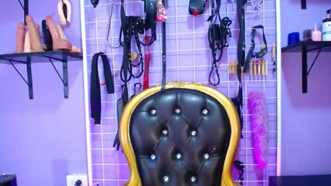 Snapshot of _candy_bdsm_ chatting on 10.10.25 Bella online show from 10.10.25