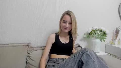 Snapshot of _candybb chatting on 12.04.25 online show from 12.04.25