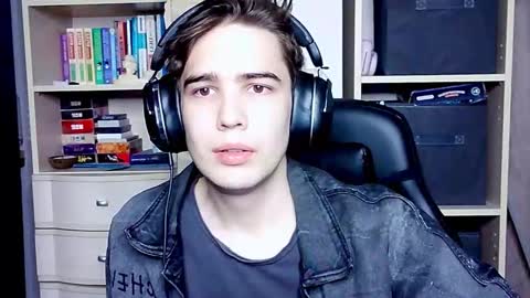 _crise_next_door_ online show from 10.09.25