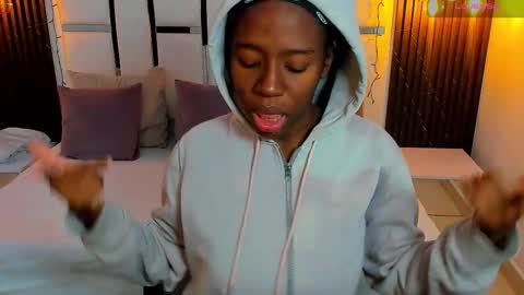 Snapshot of _emma_willliams_ chatting on 12.15.25 Emma online show from 12.15.25