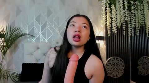 Snapshot of _emma_xoxo chatting on 12.17.25 _emma_xoxo online show from 12.17.25