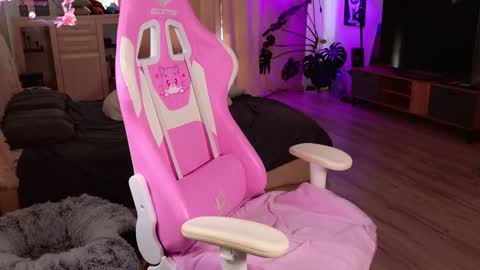 Mia  online show from 09.11.25