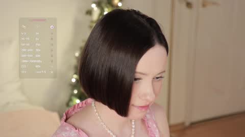 Snapshot of _female_essence_ chatting on 01.03.25 Essie online show from 01.03.25