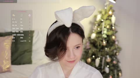 Snapshot of _female_essence_ chatting on 01.12.25 Essie online show from 01.12.25