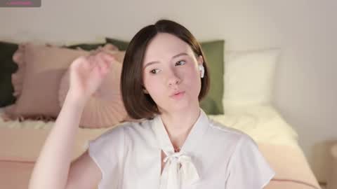 Snapshot of _female_essence_ chatting on 03.07.25 Essie online show from 03.07.25