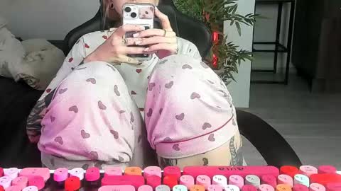 Snapshot of _feralberry__ chatting on 05.31.26 Alis online show from 05.31.26