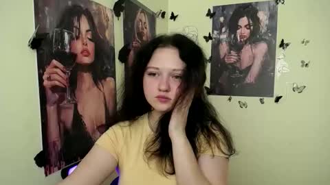 Snapshot of _foxy_lady chatting on 09.15.25 Alice online show from 09.15.25