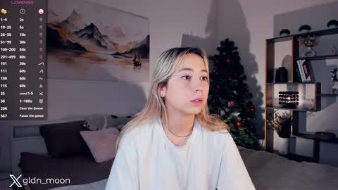 Snapshot of _golden_moon_ chatting on 12.25.24 Rina online show from 12.25.24