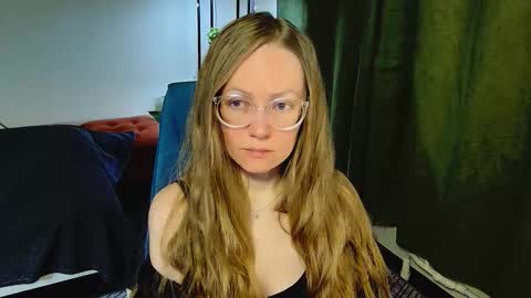 Snapshot of _goldilocks__ chatting on 09.26.25 _goldilocks__ online show from 09.26.25