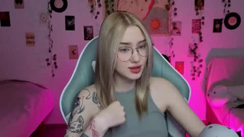 _kitekat_ online show from 11.13.25