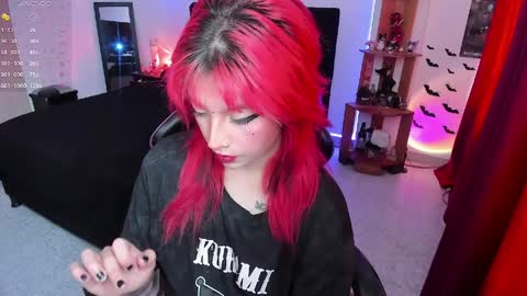 Queen.  Help me reach 100 thumbs up  online show from 04.13.26