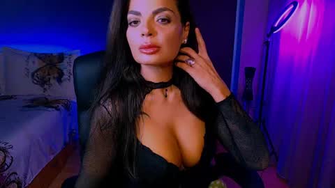 Snapshot of _milani_ chatting on 04.22.26 Milani online show from 04.22.26