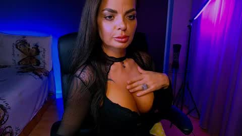 Snapshot of _milani_ chatting on 05.27.26 Milani online show from 05.27.26