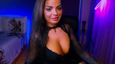 Snapshot of _milani_ chatting on 06.16.26 Milani online show from 06.16.26