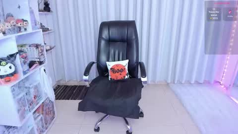 Hanna  Idependent Model   online show from 10.23.25