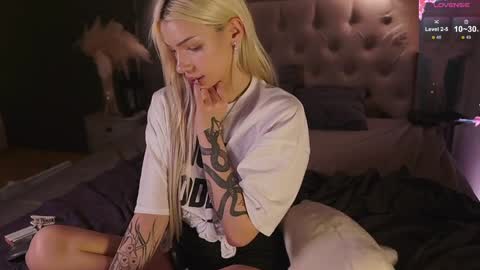 Snapshot of _miumiu_ chatting on 02.20.25 Sasha online show from 02.20.25