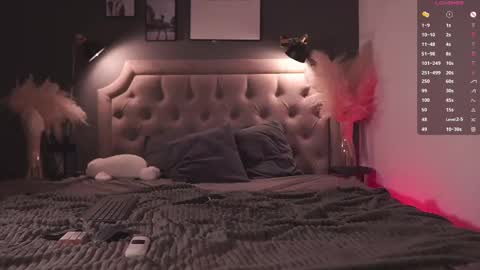 Snapshot of _miumiu_ chatting on 02.21.25 Sasha online show from 02.21.25