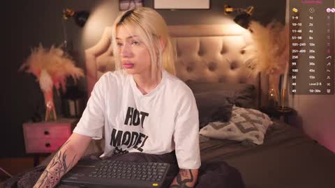 Snapshot of _miumiu_ chatting on 03.07.25 Sasha online show from 03.07.25