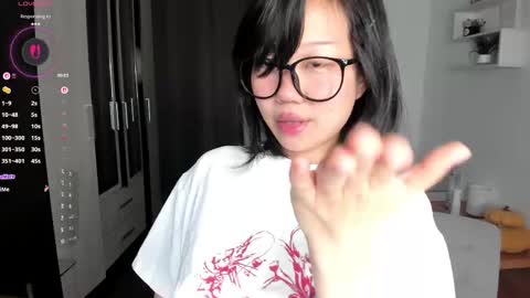 Snapshot of _molly_molly_molly_ chatting on 12.04.25 _molly_molly_molly_ online show from 12.04.25