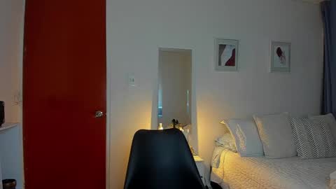 independent model natha online show from 12.17.24