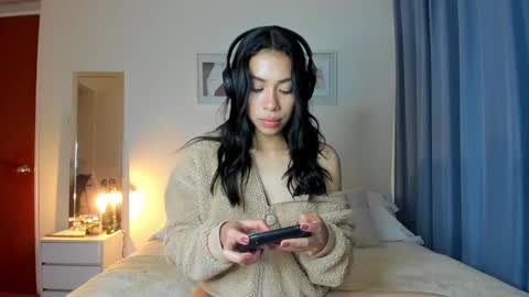 independent model natha online show from 02.20.25