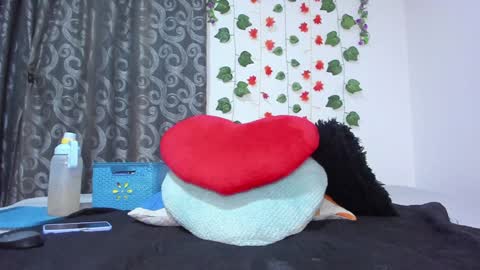 Snapshot of _nicollee chatting on 12.21.24 juliana online show from 12.21.24