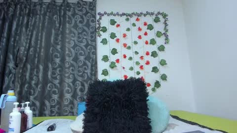 Snapshot of _nicollee chatting on 12.27.24 juliana online show from 12.27.24