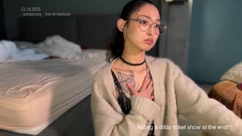 Snapshot of _octopussy_ chatting on 10.12.25 Mikayla online show from 10.12.25