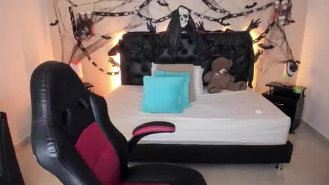 Snapshot of _oliviajoness chatting on 10.19.25 Olivia jones online show from 10.19.25