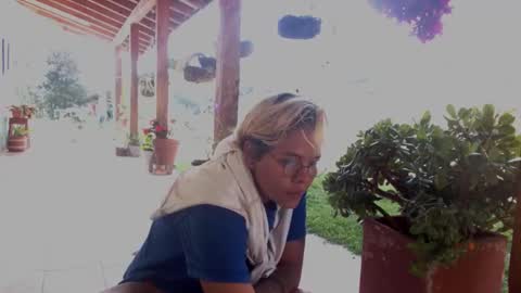 Snapshot of _paradissela chatting on 01.29.25 GAIA online show from 01.29.25