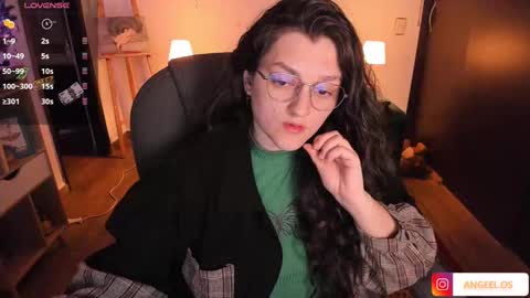 Snapshot of _peach__ chatting on 12.20.24 violeta ig  online show from 12.20.24