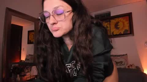 Snapshot of _peach__ chatting on 09.23.25 violeta ig  online show from 09.23.25